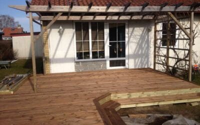 Terrass med räfflade brädor & blomlådor