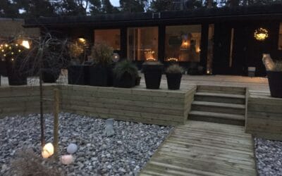 Modern altan och förråd