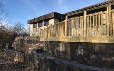 Stödmur med altan på