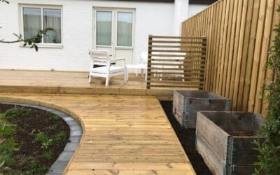 Terass med gång i trä